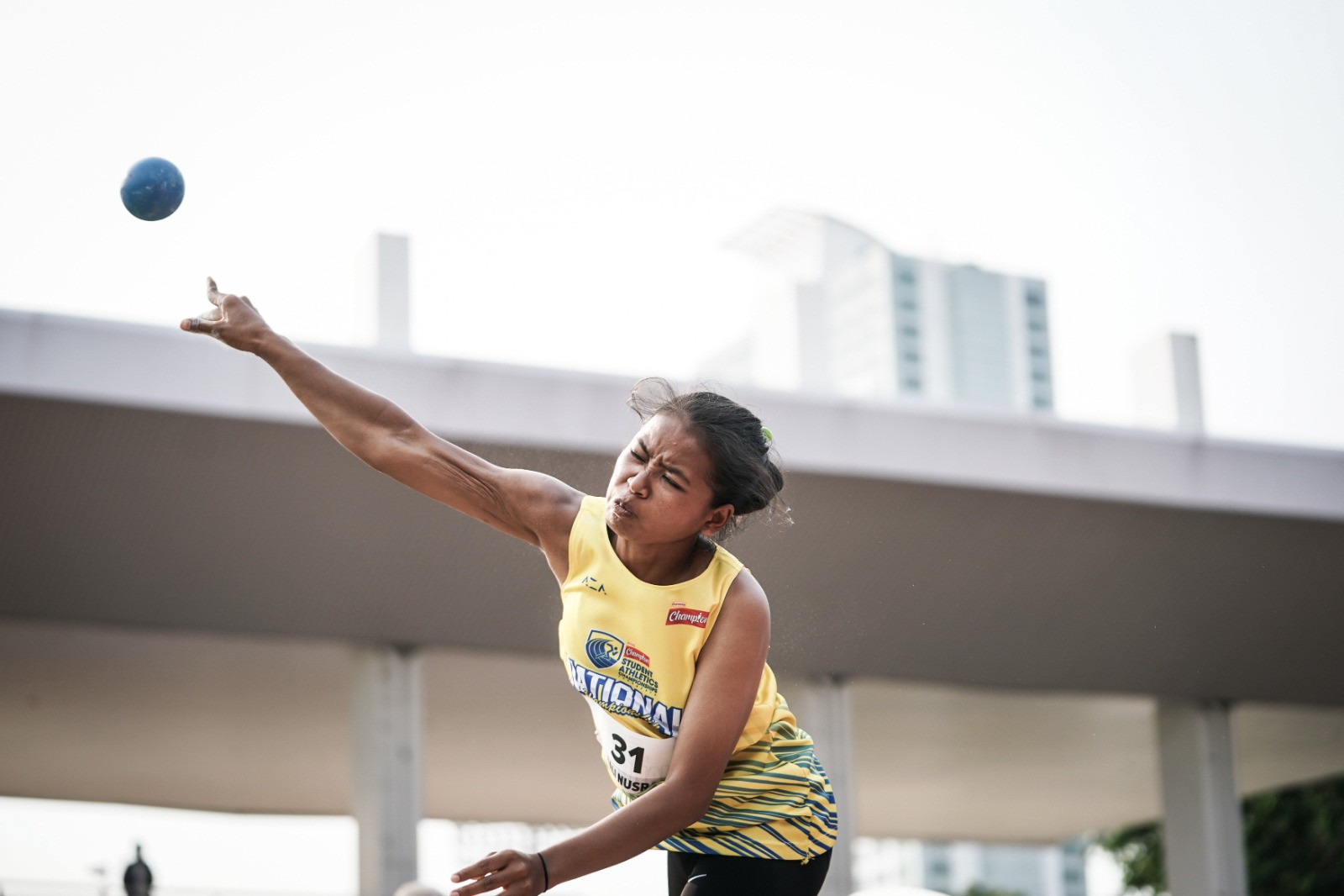 Babak final tolak peluru putri dalam SAC Indonesia